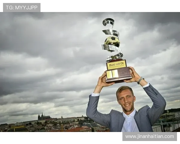 登贝莱荣归故里为家乡埃夫勒捧回金球奖杯引发热烈庆祝